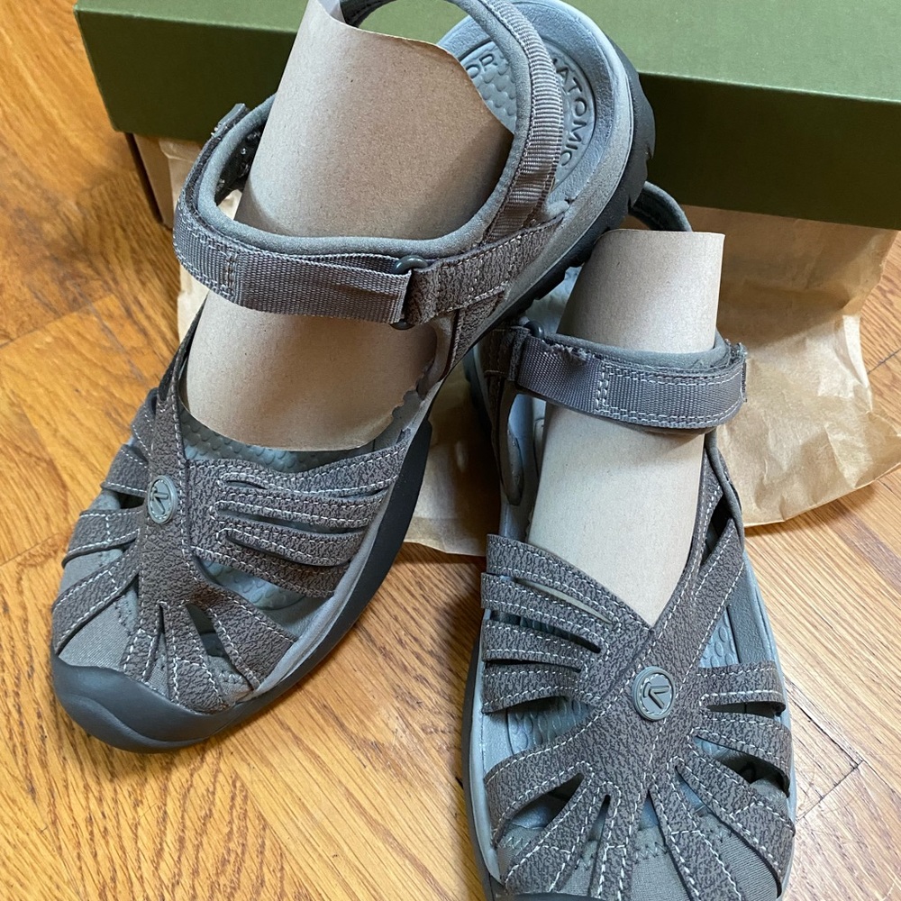 Women’s Keen Rose Sandal in Gargoyle/Raven, size 9.5